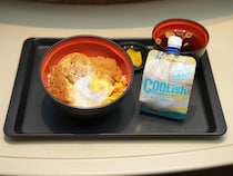 名代富士そば×クーリッシュ ホイップクリーム「かつ丼」登場　まさかのおいしさに衝撃が走る？