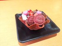 スシロー「サク山チョコ次郎」コラボ　「カタラーナ」と“融合”　チョコジロー“そのまま”トッピングしたスイーツ