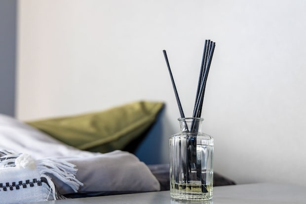 寝る前に「アロマオイル」使うとよく眠れる？　睡眠のプロが「過度に期待しないこと」とアドバイスするワケ