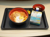 名代富士そば×クーリッシュ ホイップクリーム「かつ丼」登場　まさかのおいしさに衝撃が走る？