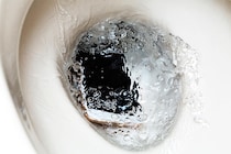 【画像】やば…血の気が引く！　コチラが「トイレにスマホを落としたとき」のNG行為＆自分でできる対処法です！