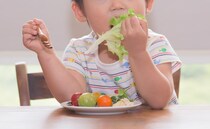 「残さず食べよう」の指導は“虐待”か？　偏食＋食物アレルギーの《自閉症児》を育てた識者の実体験