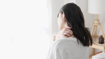 冬につい「背中」をかいてしまう…もうお手上げ　入浴時のNG行為＆かゆみ抑える保湿術とは【医師解説】