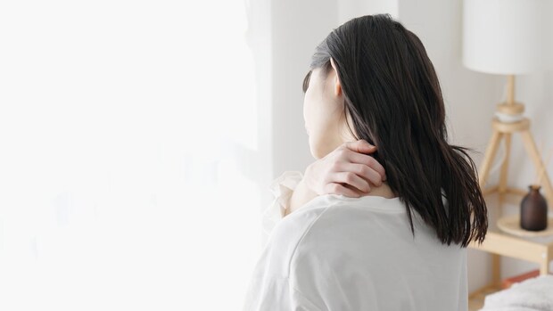 冬につい「背中」をかいてしまう…もうお手上げ　入浴時のNG行為＆かゆみ抑える保湿術とは【医師解説】