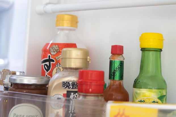 冷蔵庫に入れてはいけない調味料5つ 実は「風味を落としているかも…」“おそうじマイスター”が教える