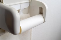 【画像】おぉ…ストレス減りそう！　コチラがトイレットペーパーの芯を使った“ゴミ袋の収納方法”です！