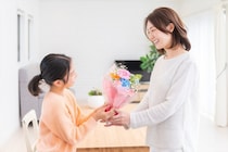 「親への感謝を伝える方法」ランキング　 3位「帰省する」…2位＆1位は？