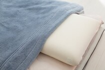 【疑問】毛布は掛け布団の「上に掛ける」or「下に敷く」どっちが正解？　睡眠のプロに聞く“正しい使い方”