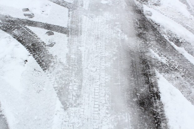 雪降った後は「転倒事故」に注意　滑りやすい場所＆転ばずに歩くコツは？