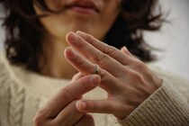 「顔も声も無理になった」それでも離婚しない妻たち…不倫やモラハラで冷めきっても“現状維持”を選ぶ理由