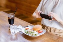 食事前の「料理撮影」はアリかナシか？「貧乏くさい」「みっともない」の声も “撮影禁止の店”の言い分は？