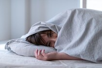 朝なかなか起きられない…実は「水枕」が効果的？　すっきり起きるためのストレッチも整骨院・院長が解説