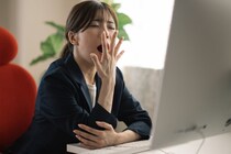 寝ても日中に眠い…実は“就寝前の習慣”に問題があった？