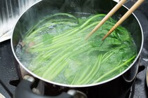 【疑問】ホウレンソウの“あく抜き”　なぜ必要？　サボると体に悪影響？　管理栄養士に聞いて分かった“納得の理由”