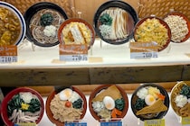 富士そば公式「比較画像をご覧ください」衝撃の“コロッケそば”に「デカっ」「なんだこれは」