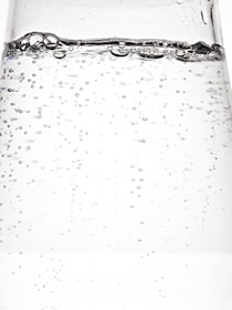 そっくりすぎる！　「炭酸水」と「トニックウオーター」は何が違うのか