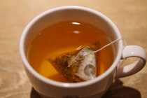 箱開けた「ティーバッグ」と開封済み「インスタントコーヒー」、いつまで飲める？　メーカーに聞く