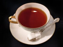 日本茶は入れないのに…なぜ「紅茶」は砂糖を入れて飲む？