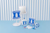 「ローソン」の看板“そのまんま”グッズが付録　ミラー、ポーチ、文具…公式ブック3種発売