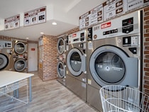 破裂した事例も…「乾燥機」で乾かすと危険な“衣類”とは　コインランドリーのスタッフが紹介