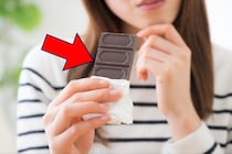 生理中に「チョコレートが食べたくなる」に共感の声…でも「なんで？」「食べていいの？」「経血増えない？」→産婦人科医に全部聞いてみた！