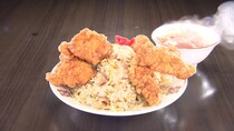 豚＆鶏の唐揚げ6個トッピングのチャーハン880円　肉厚チャーシュー“てんこ盛り”チャーハン900円！　「オモウマい店」