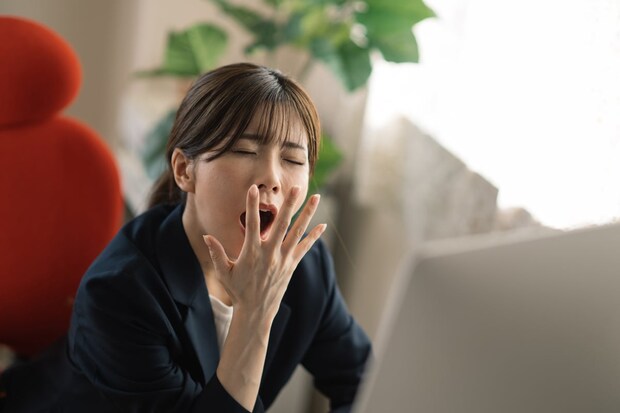「暖かい場所」で眠くなる…生理現象とは限らない？　やっかいな「睡魔」を吹き飛ばす簡単テクニック3選