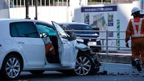 車運転中に「信号無視」の人よけたら事故…歩行者の過失割合は7割！？　修理代を請求できるのか【弁護士解説】