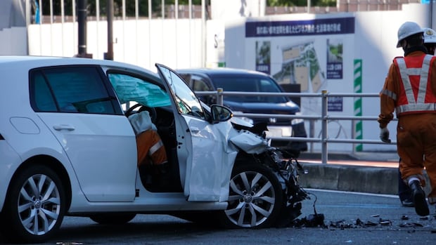 車運転中に「信号無視」の人よけたら事故…歩行者の過失割合は7割！？　修理代を請求できるのか【弁護士解説】