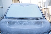 【すごい】車の「フロントガラス」凍結　簡単に防止できる！　警視庁が“テクニック”伝授