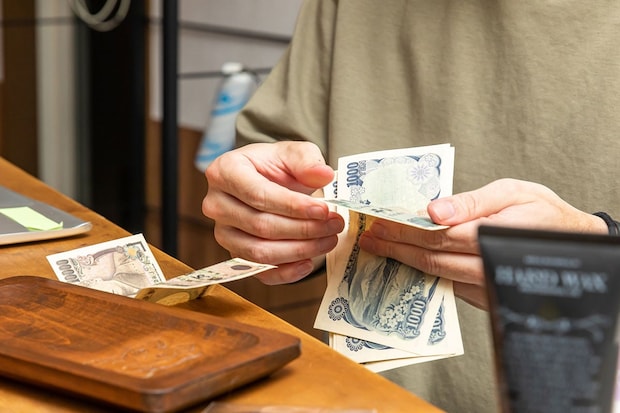 「お札をなめる指」「靴を脱ぐ居酒屋」が無理な人結構多い…？外出先で「衛生的に嫌だな」と思う瞬間