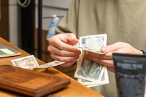 【画像】「マジで無理っ！」　お札の指なめ、居酒屋の床…他にもあるある「衛生的にイヤなこと」10選