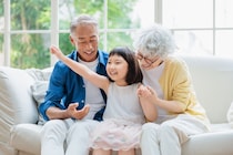 【賛否】子ども“だけ”で「義実家にお泊まり」アリorナシ？→SNS「怖くて無理」「甘やかしそう」相次ぐも「正直助かる」の声も