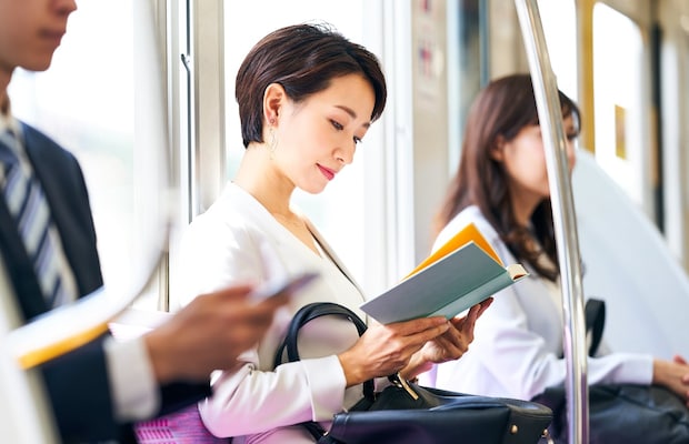 電車で「スマホ」に興じる人＆「本」読む人の決定的な差とは　人生をリセットできる“勉強脳”の作り方