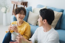恋人と“出会った方法”ランキング　3位「友人の紹介」2位「マチアプ」…恋人がいる男女200人が答えた1位は？