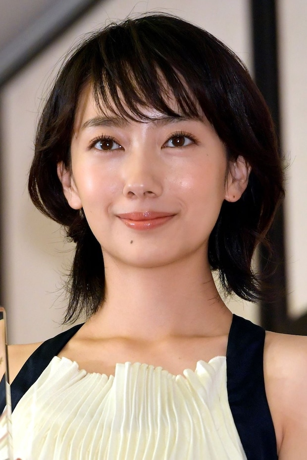 眼鏡が似合う! 女性俳優ランキング 3位「仲間由紀恵」2位「波瑠」…1位は?