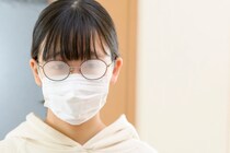【便利】マスク着けると、息で「メガネ」真っ白！　どうすれば曇らない？　警視庁が教える2つの“テクニック”