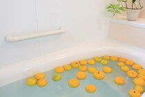 【要注意】冬至の風物詩「ゆず湯」って血行促進に役立つけど、入浴NGの人も！？　肌に悪影響を与える“誤った入り方”とは