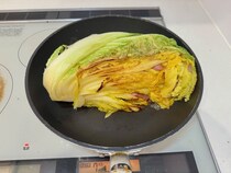 やけくそ感すごい！　ベーコン挟んだ「白菜」を丸焼き…JA全農の“ぶっ飛びレシピ”に「作ってみます」