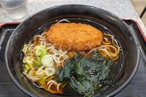 名代富士そば、愛あふれる「“特大”コロッケそば」を公開、なんと300g　トンデモなビジュアルに「ヤバっ」「かじりつきたい」