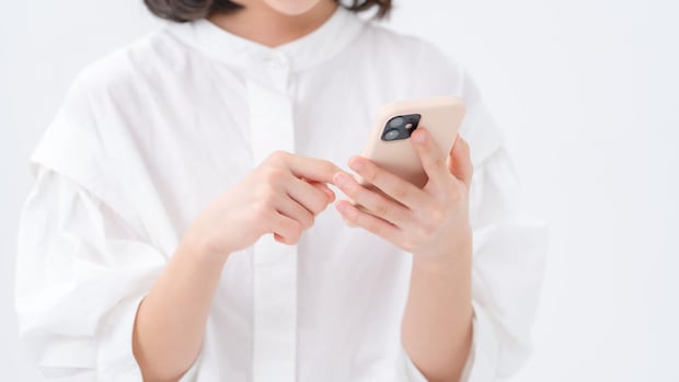 子どもが「スマホ買って」…いつ持たせるのが正解? 依存&トラブル防ぐために“親ができること”とは【専門家解説】