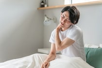 首の「寝違え」　実は“寝ている姿勢”が原因じゃない？　日中の眼精疲労＆冷えが“引き金”　整骨院院長に対処法も聞く