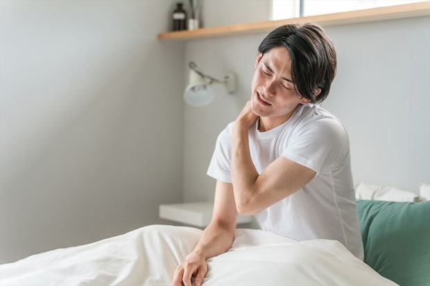 首の「寝違え」　実は“寝ている姿勢”が原因じゃない？　日中の眼精疲労＆冷えが“引き金”　整骨院院長に対処法も聞く