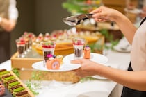 「食べ放題」の料理をこっそり持ち帰り…実は窃盗罪！？　「料金を払ったから自分のもの」が通用しない決定的な理由