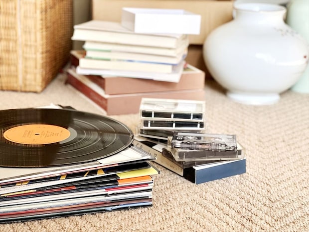 売って現金化する？　「実家にある価値がありそうなモノ」ランキング　3位「切手」2位「古銭・記念硬貨」…1位は？