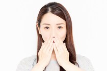 夫にすっぴんNG！？「寝る時もメイク…」愛する人にもなぜ“素顔を隠す”のか？妻たちの本音