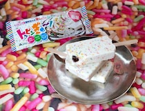 【写真】「トッピンぎゅ～！」の専用冷凍庫が斬新！　ビジュアルを公開！　クッションにもなっちゃった！