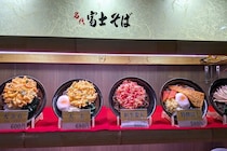 富士そば公式「1072キロカロリーあります」トンデモな“もりそば”に「やっべぇの来た」「出会えない…」