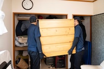 【ウソでしょ！？】「洗濯機を無理に引っ張り…」引っ越し業者の“補償拒否”に注意！ トラブル防ぐ「確認ポイント」とは