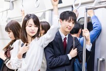 【困った】満員電車でバランス崩し、他人の足踏んでしまった…相手がけがしたら「治療費」支払わなきゃダメ？
